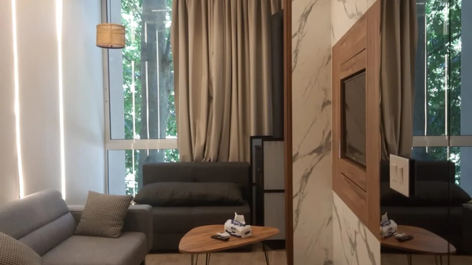 Living area of the Faraya studio chalet with a marble partition and mirrored wall